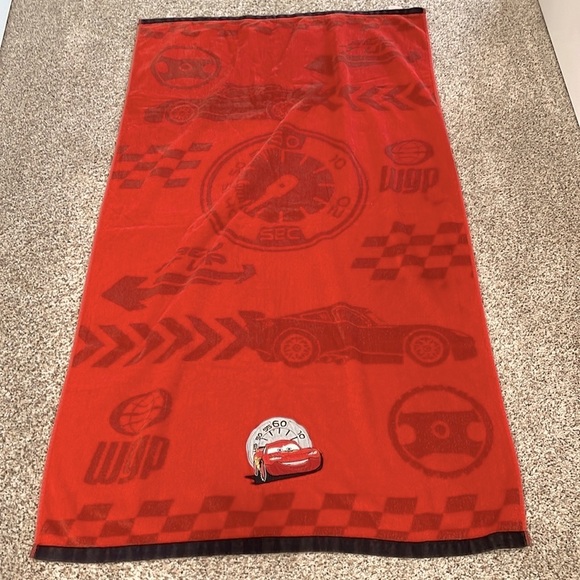 Disney Pixar Cars beach towel for kids featuring lightning McQueen - Picture 3 of 5